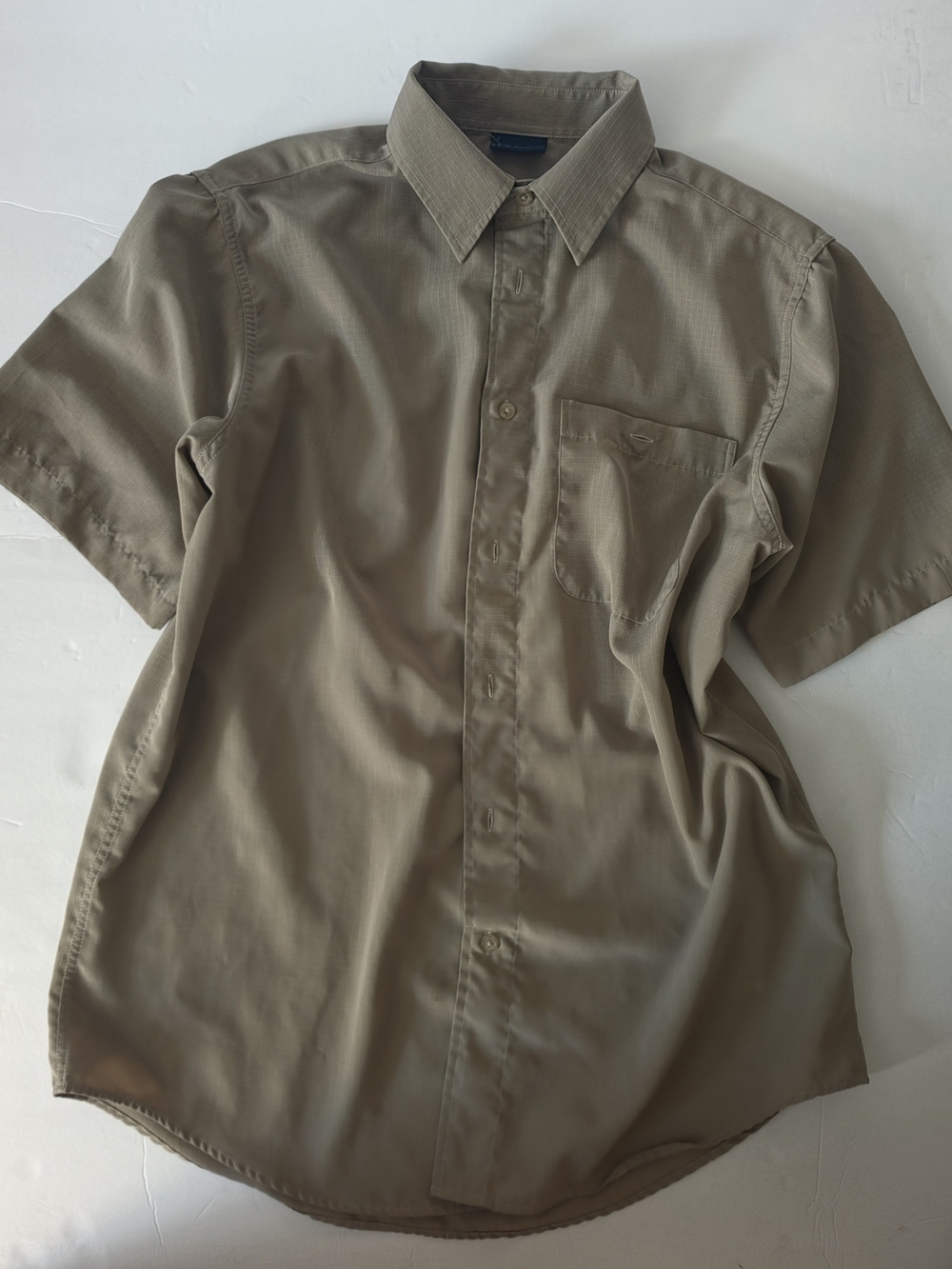 Men's Short-Sleeve Button-Down Shirt in Khaki